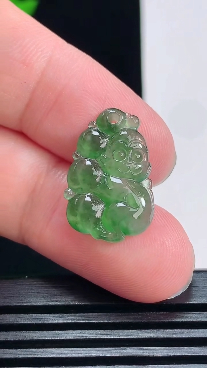 天然A货翡翠灵猴献瑞吊坠，尺寸20.6-14-4 重量:1.58g
6月29日