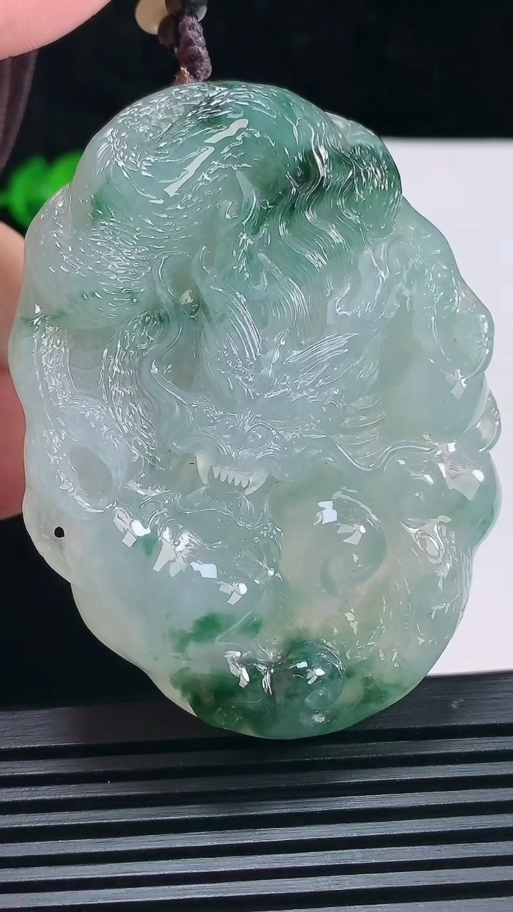 天然A货翡翠种飘花龙牌吊坠，尺寸67.5-50.8-12.2 重:75.65g
6月29日