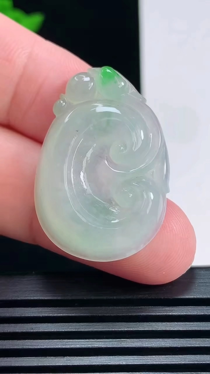 天然A货翡翠如意吊坠，尺寸32.6-22.5-5.8 重量:7.03g
6月29日