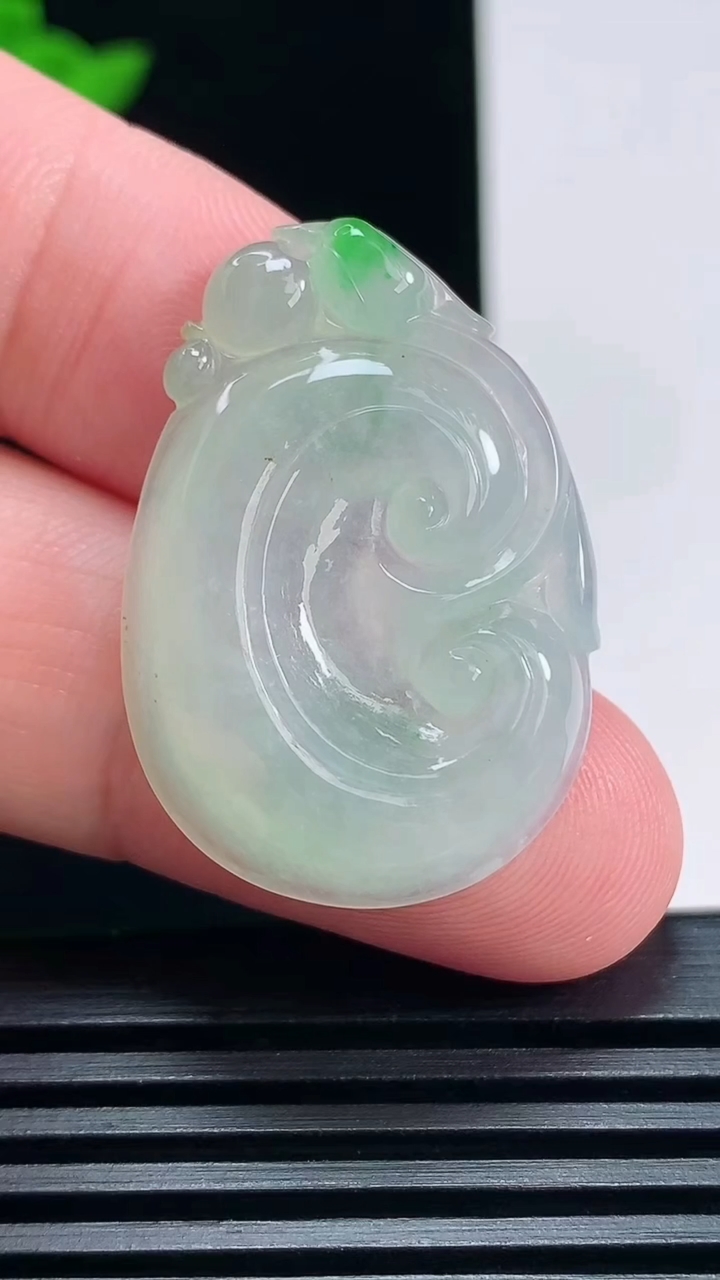 天然A货翡翠如意吊坠，尺寸32.6-22.5-5.8 重量:7.03g
6月29日