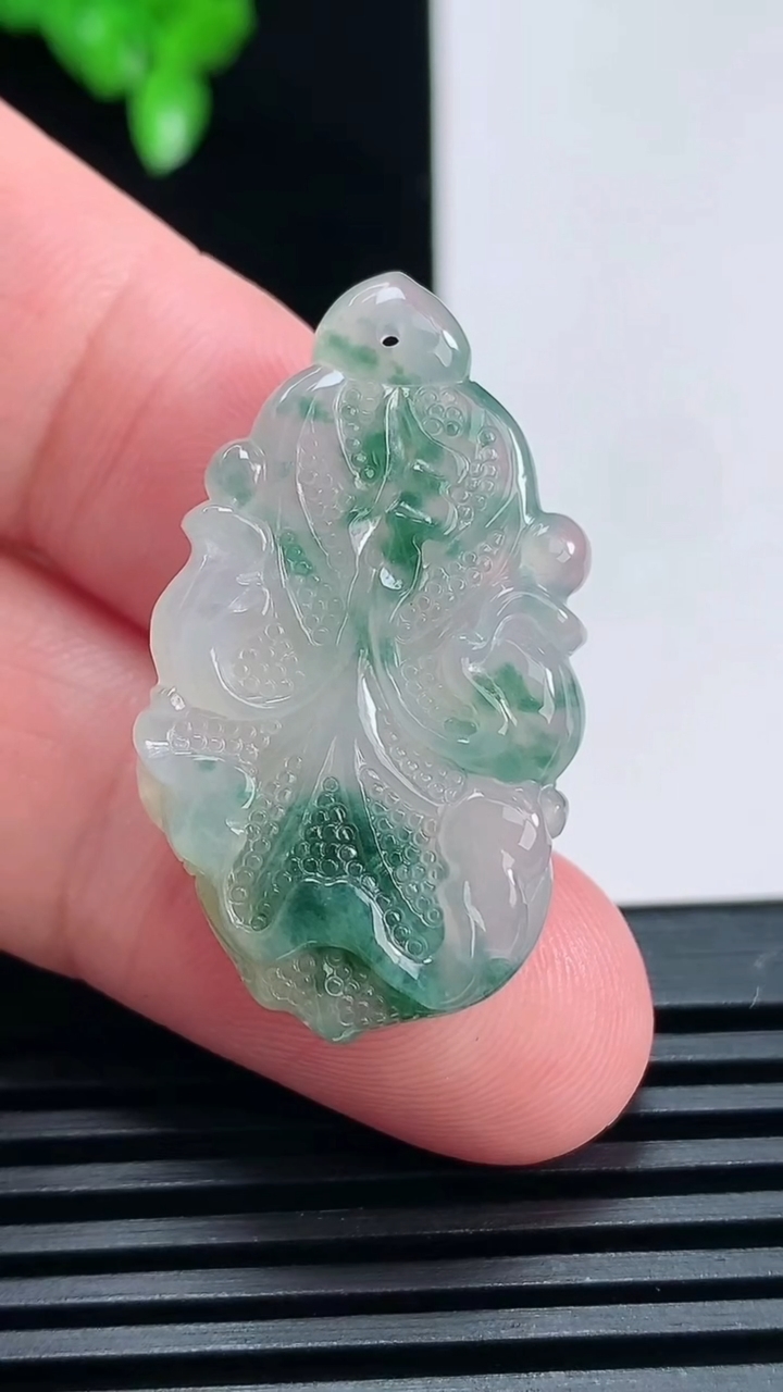 天然A货翡翠冰种飘花白菜吊坠，尺寸33.4-19.7-6.9 重:6.98g  h255
6月29日