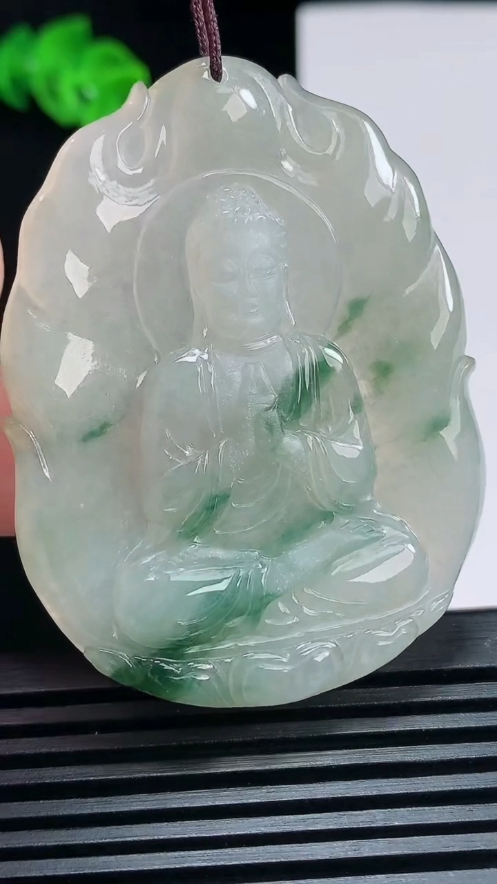 天然A货翡翠飘花大日如来佛吊坠，尺寸55.5-42-5.8 重:24.80g  h396
6月29日