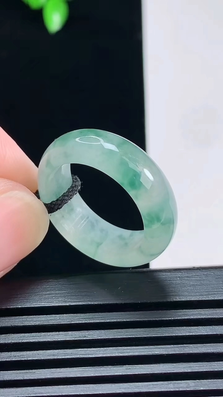 天然A货翡翠冰种飘花玉指环 戒指，尺寸17.5-3.5-7.5 重:4.16g  h6352026年6月29日
工厂直销收藏佳品,种好水足，色泽均匀，有种有色，上手高大气！