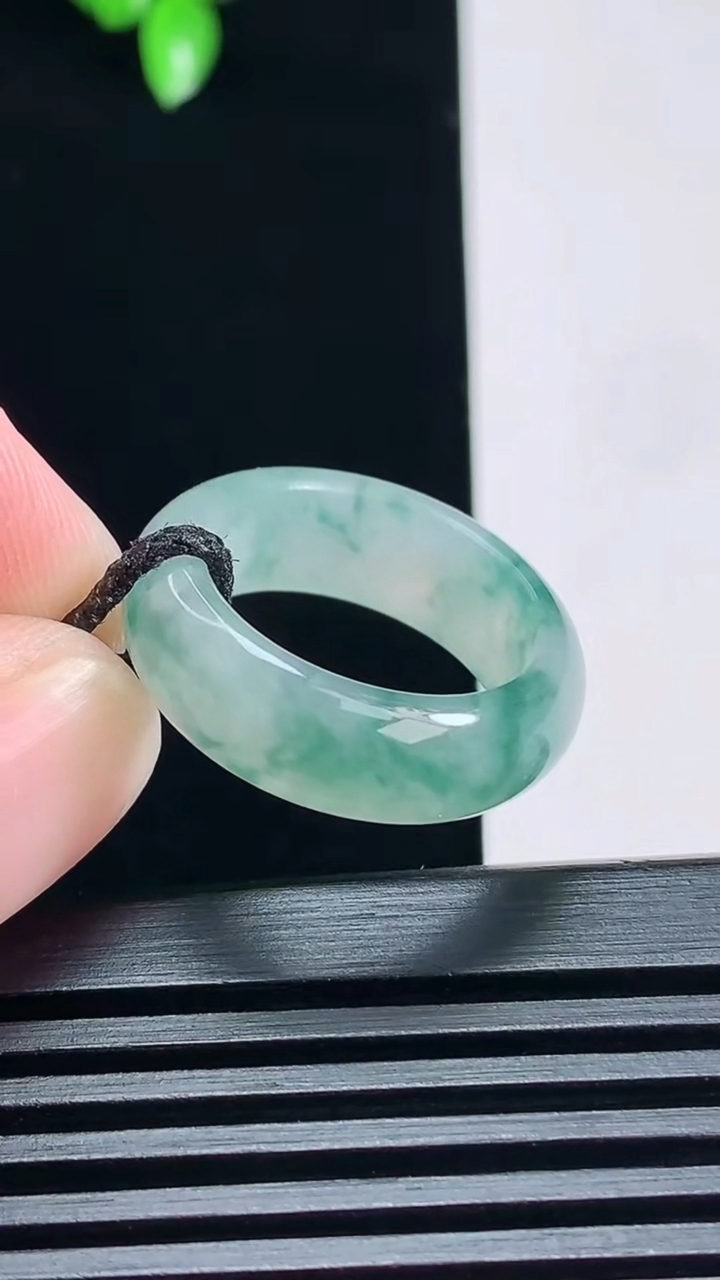天然A货翡翠冰种飘花玉指环 戒指，尺寸17.5-3.5-7.5 重:4.16g  h6352026年6月29日
工厂直销收藏佳品,种好水足，色泽均匀，有种有色，上手高大气！
