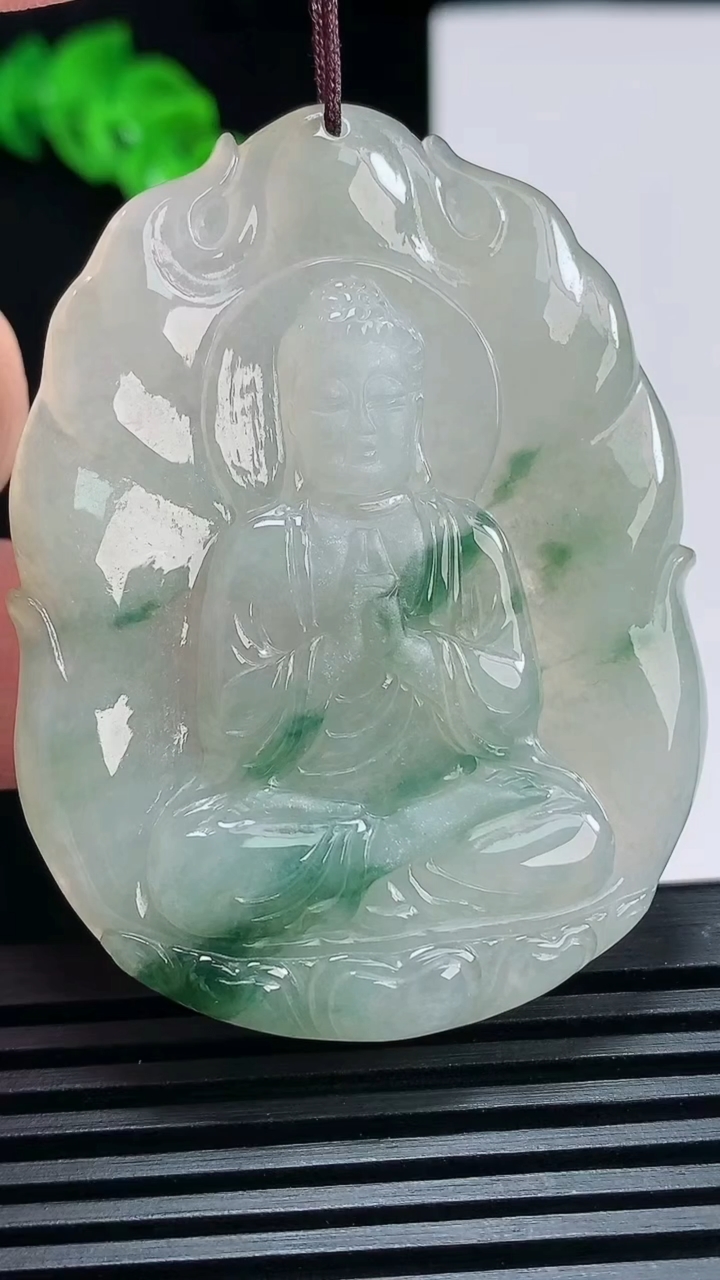 天然A货翡翠飘花大日如来佛吊坠，尺寸55.5-42-5.8 重:24.80g  h396
6月29日
