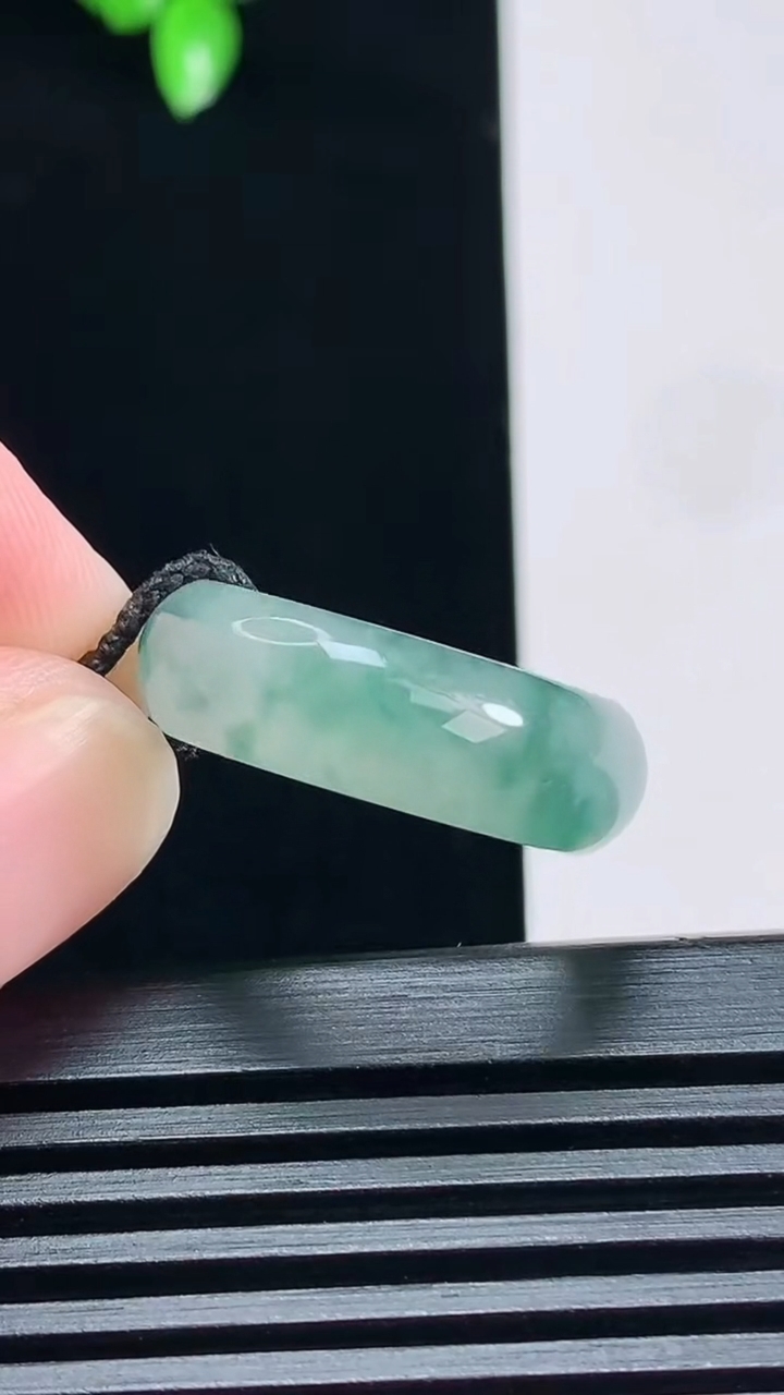 天然A货翡翠冰种飘花玉指环 戒指，尺寸17.5-3.5-7.5 重:4.16g  h6352026年6月29日
工厂直销收藏佳品,种好水足，色泽均匀，有种有色，上手高大气！