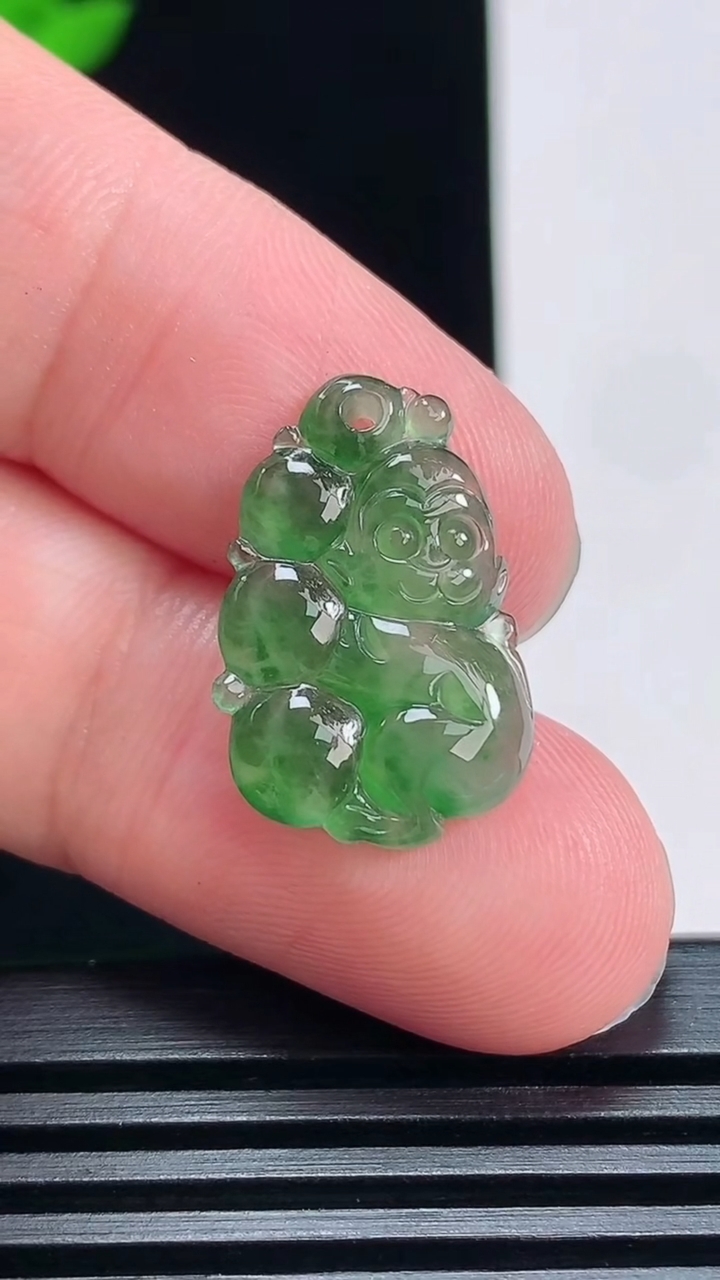 天然A货翡翠灵猴献瑞吊坠，尺寸20.6-14-4 重量:1.58g
6月29日