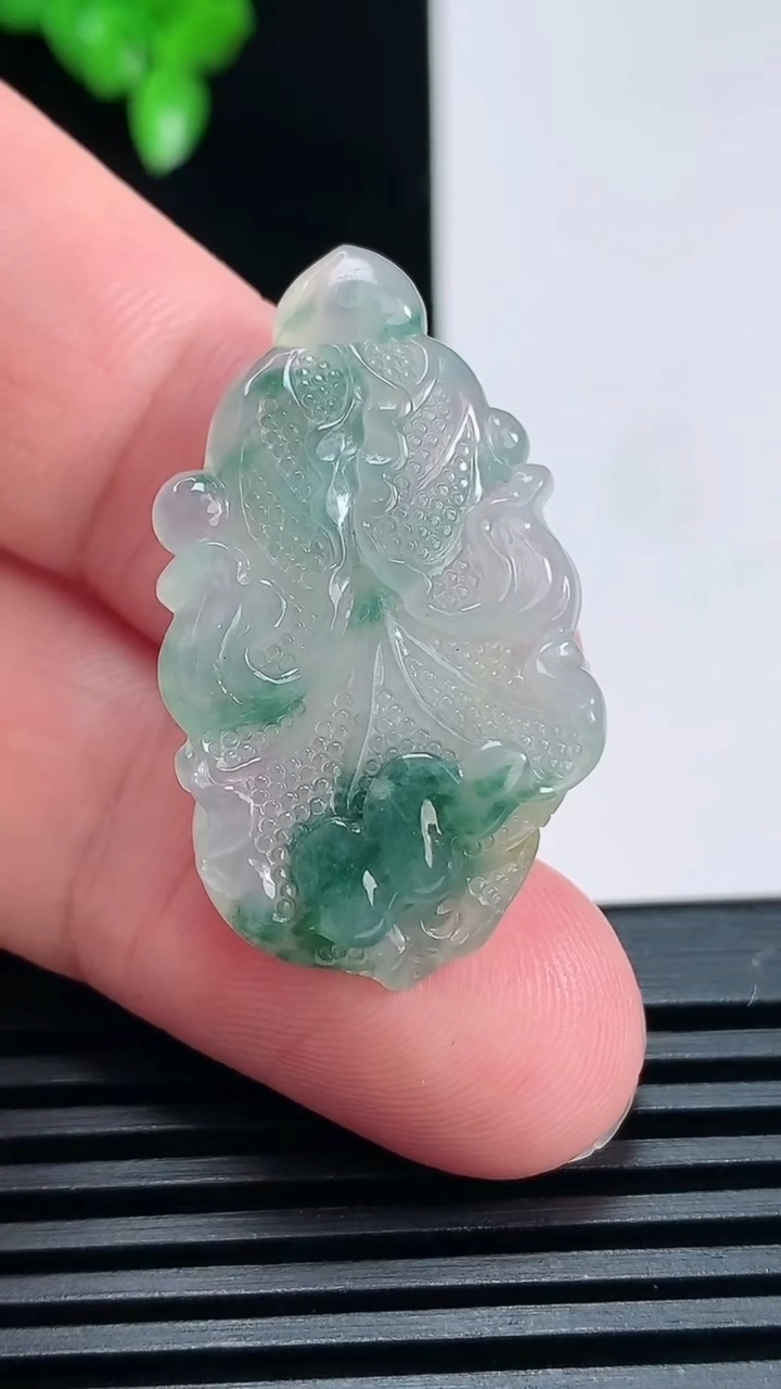 天然A货翡翠冰种飘花白菜吊坠，尺寸33.4-19.7-6.9 重:6.98g  h255
6月29日