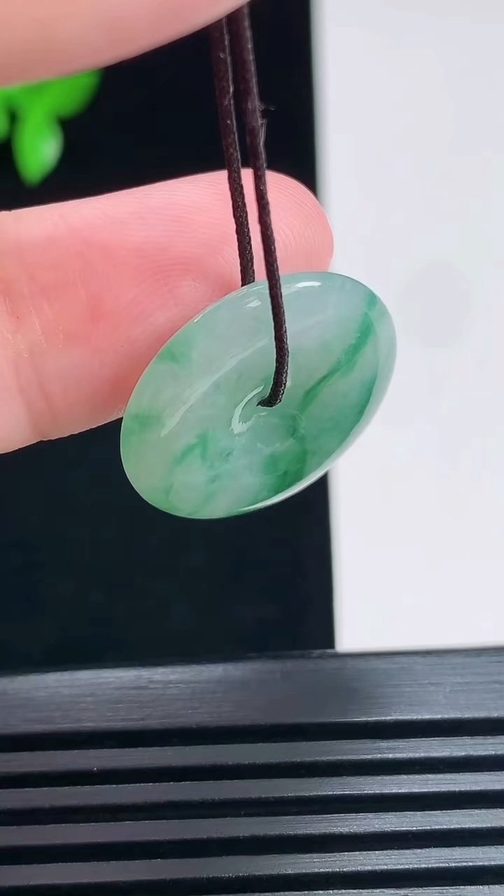 天然A货翡翠平安扣吊坠，尺寸21-4 重量:3.84g
6月30日