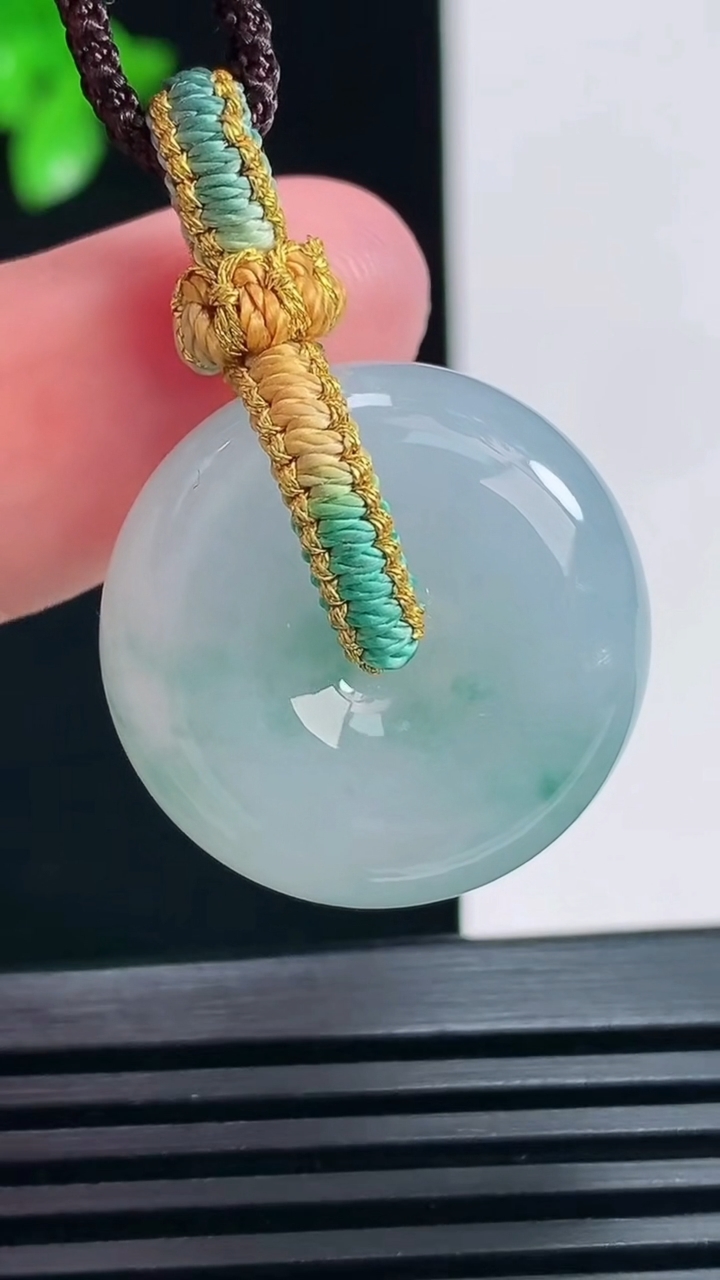 天然A货翡翠飘花平安扣吊坠，尺寸23.6-9.8 重量:12.18g
6月30日