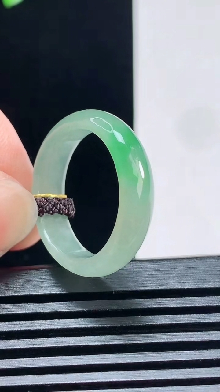 天然A货翡翠玉指环 戒指，尺寸19-5.6-2.8 重量:3.43g2026年6月30日
工厂直销收藏佳品,种好水足，色泽均匀，有种有色，上手高大气！