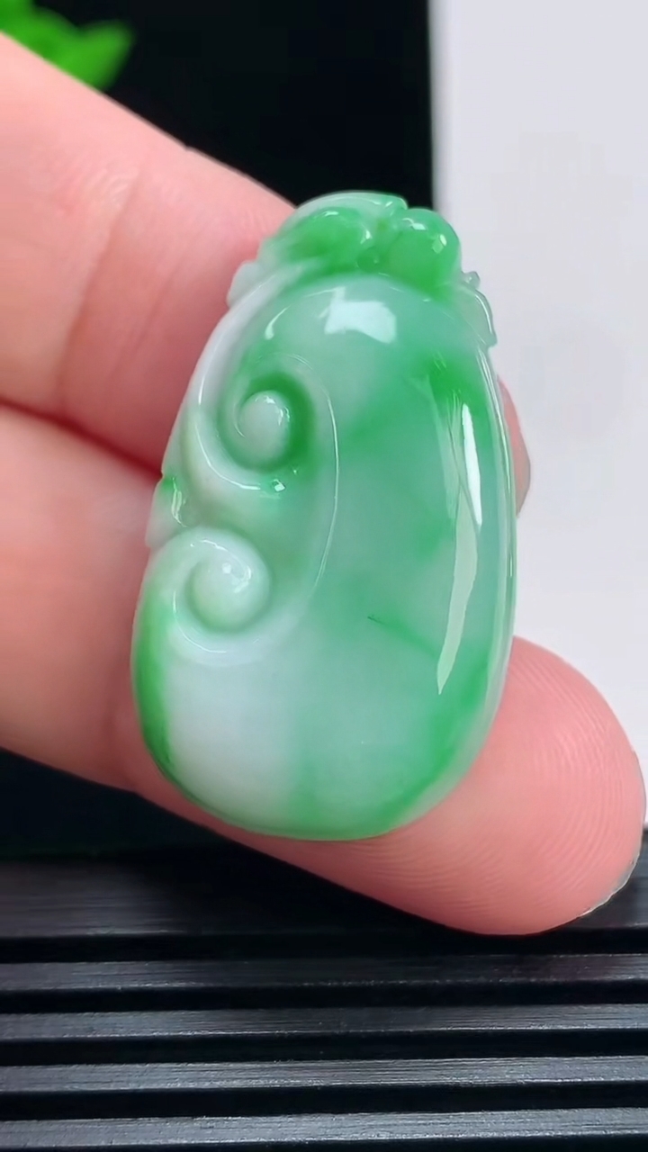 天然A货翡翠如意吊坠，尺寸33.6-19.5-5.2 重量:7.00g
6月30日