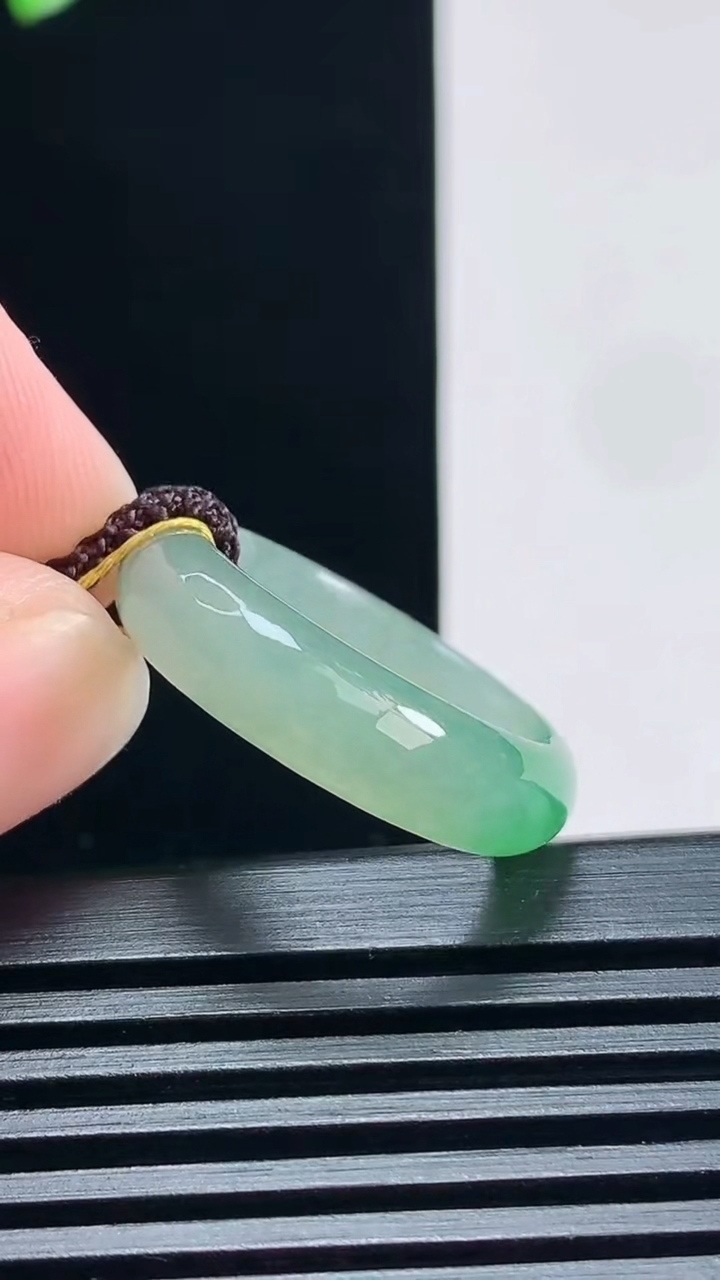 天然A货翡翠玉指环 戒指，尺寸19-5.6-2.8 重量:3.43g2026年6月30日
工厂直销收藏佳品,种好水足，色泽均匀，有种有色，上手高大气！