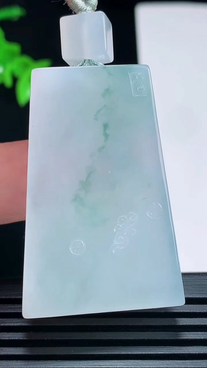 天然A货翡翠冰种飘花仿古无事牌吊坠，尺寸44-29-6.2 重量:24.60g
6月30日