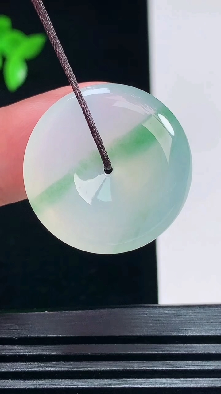天然A货翡翠平安扣吊坠，尺寸25-5.5 重量:6.81g
6月30日