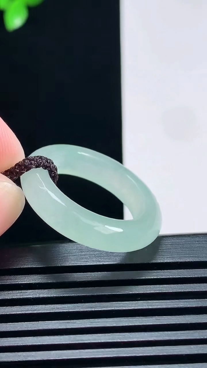 天然A货翡翠玉指环 戒指，尺寸19.5-5.5-4.2 重量:5.15g2026年6月30日
工厂直销收藏佳品,种好水足，色泽均匀，有种有色，上手高大气！