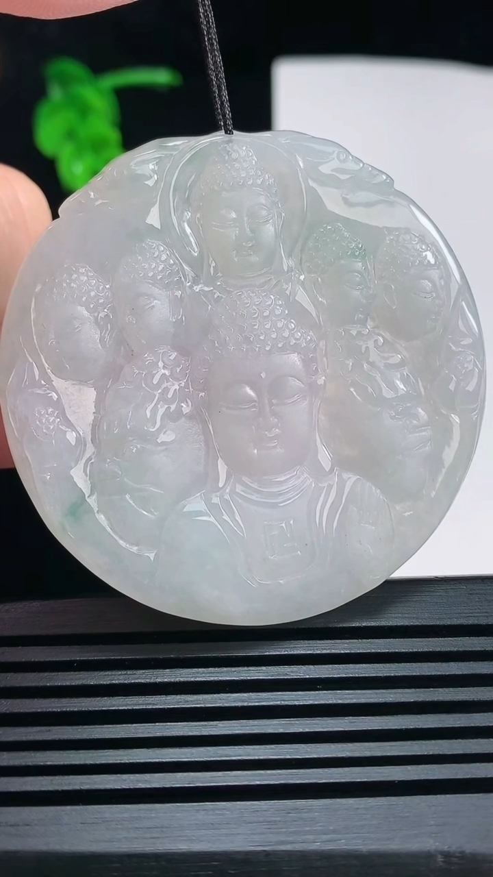 天然A货翡翠飘花一念之间吊坠，尺寸52.5-3.8 重量:24.14g
6月30日