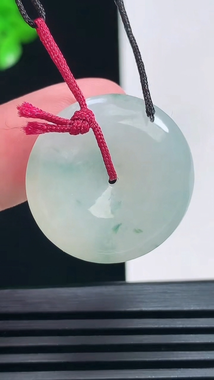 天然A货翡翠飘花平安扣吊坠，尺寸25-5 重量:6.60g
6月30日