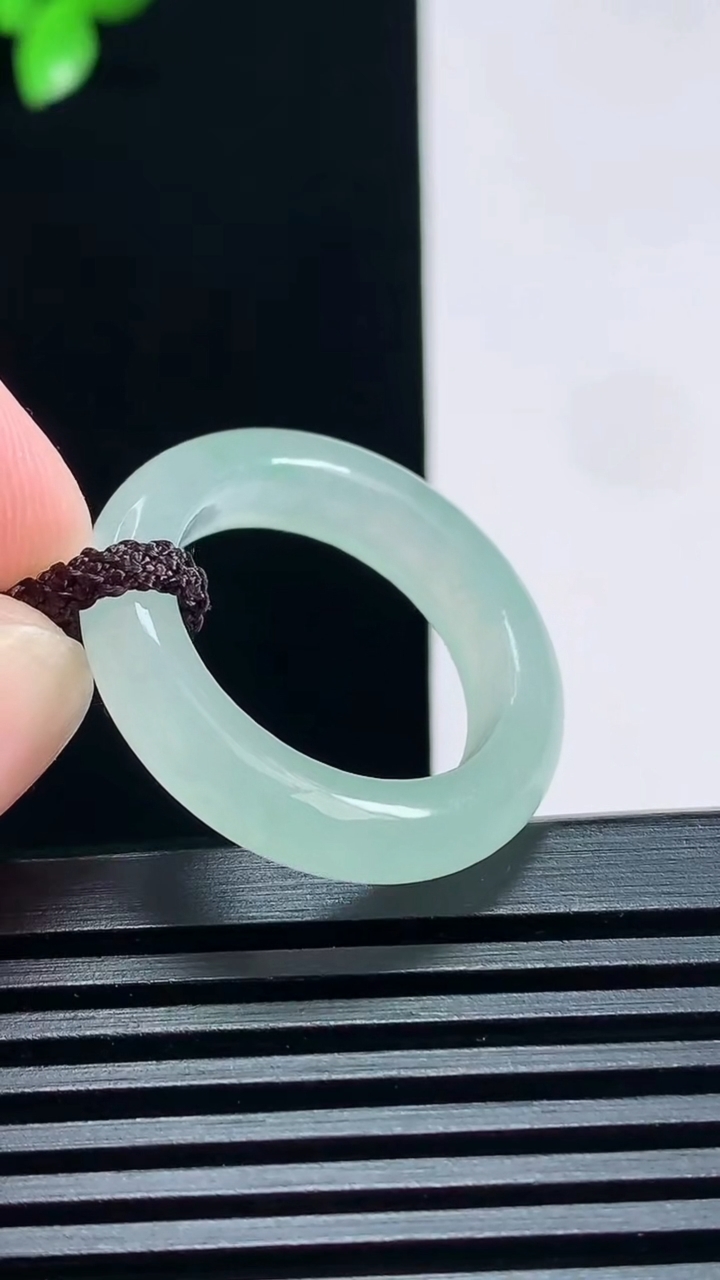 天然A货翡翠玉指环 戒指，尺寸19.5-5.5-4.2 重量:5.15g2026年6月30日
工厂直销收藏佳品,种好水足，色泽均匀，有种有色，上手高大气！
