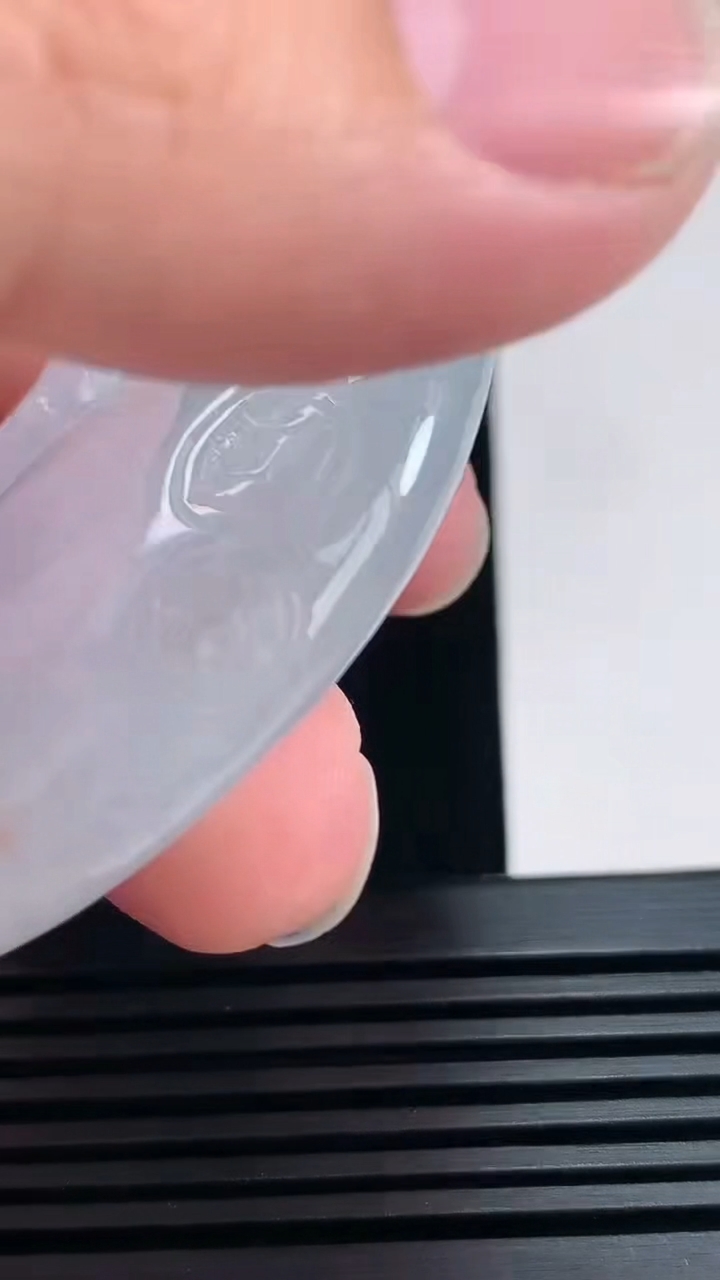 天然A货翡翠春带彩 紫罗兰福瓜吊坠，尺寸65-37-11.2 重量:53.17g
6月30日