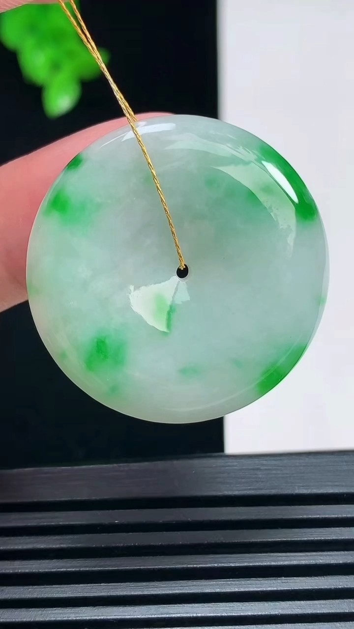 天然A货翡翠平安扣吊坠，尺寸31.6-5.5 重量:12.21g
6月30日