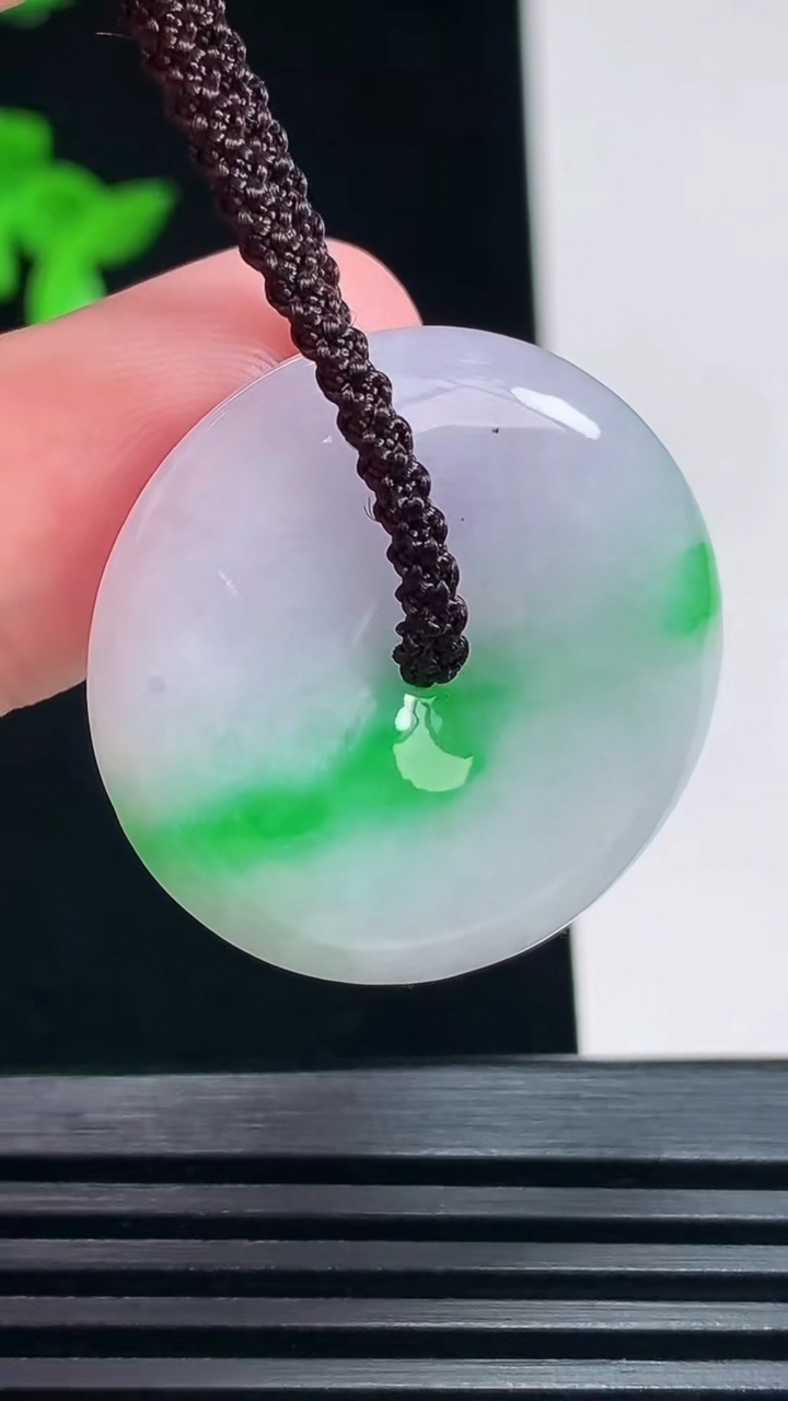 天然A货翡翠平安扣吊坠，尺寸28.6-5.8 重量:10.23g
6月30日
