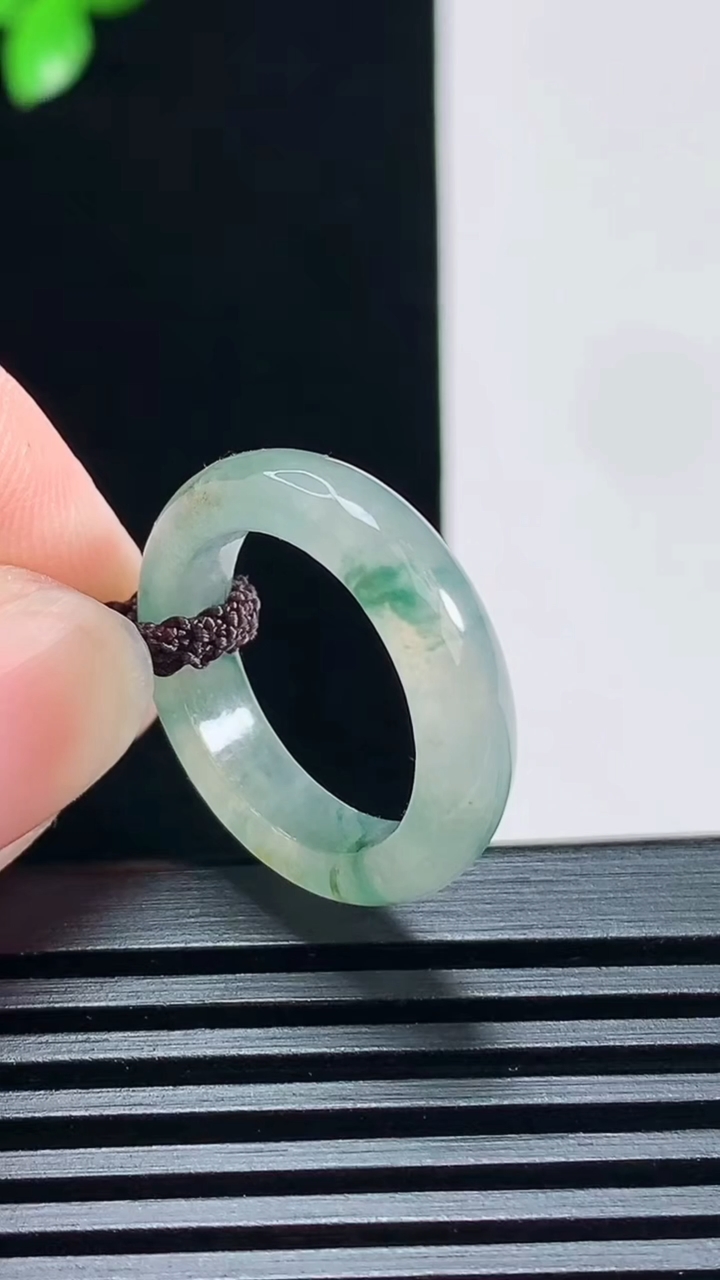 天然A货翡翠飘花玉指环 戒指，尺寸16.3-4.6-3 重量:2.77g2026年6月30日
工厂直