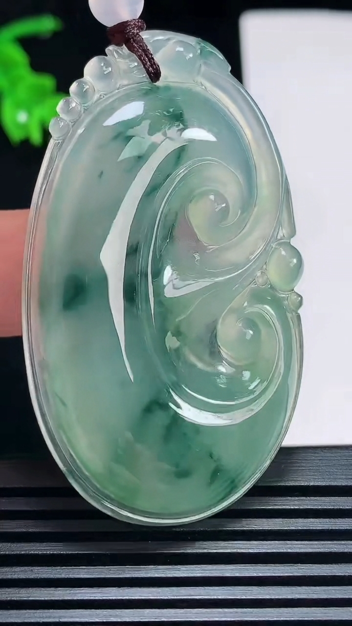 天然A货翡翠冰种飘花如意吊坠，尺寸54-34.5-6 重量:22.63g
6月30日