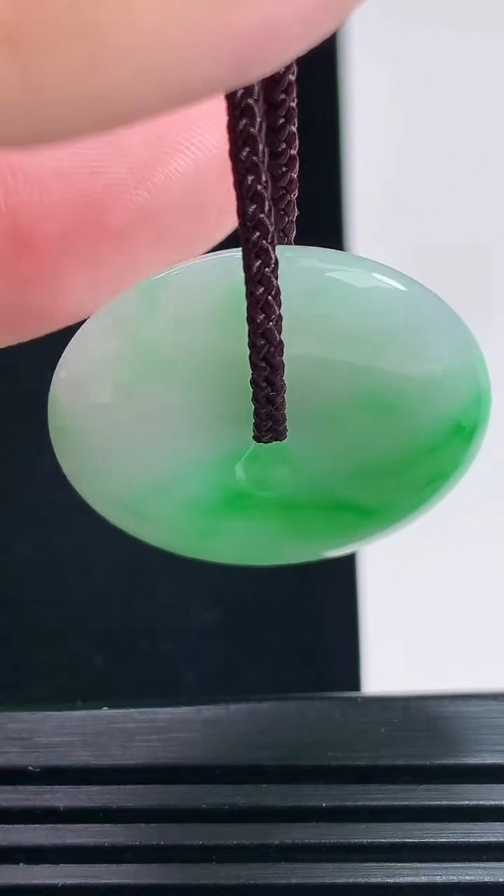 天然A货翡翠平安扣吊坠，尺寸28.6-6 重量:10.61g
6月30日