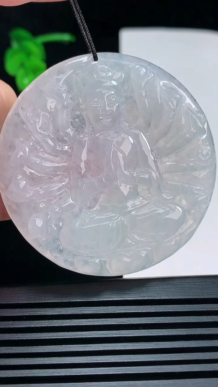 天然A货翡翠千手观音菩萨吊坠，尺寸51.5-5 重量:26.81g
6月30日