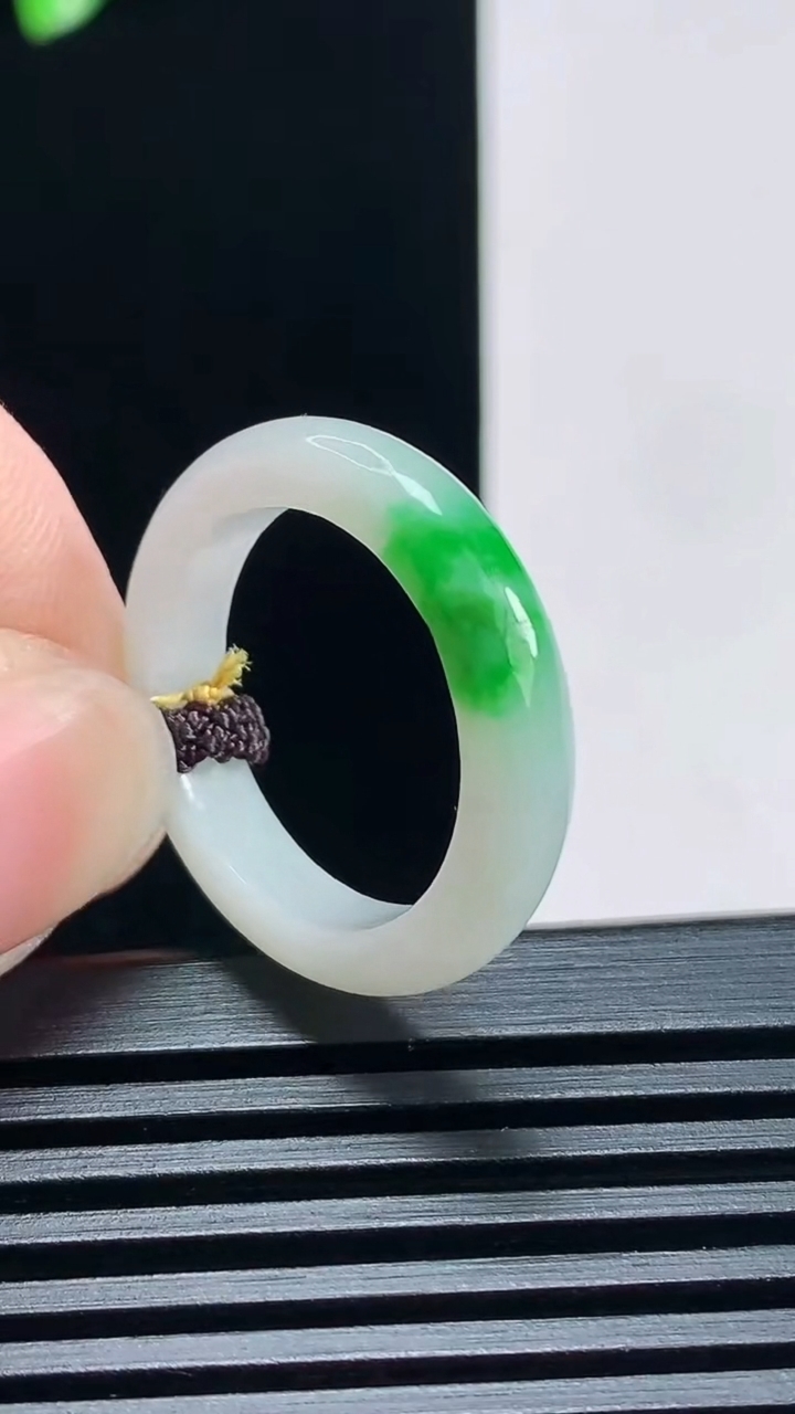 天然A货翡翠玉指环 戒指，尺寸18.3-4.2-3.2 重量:3.07g2026年6月30日
工厂直销收藏佳品,种好水足，色泽均匀，有种有色，上手高大气！