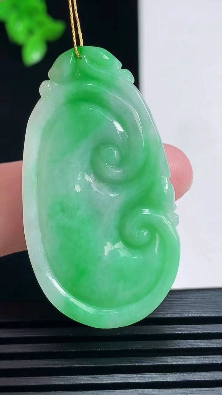 天然A货翡翠如意吊坠，尺寸45-24.5-6 重量:13.82g
6月30日