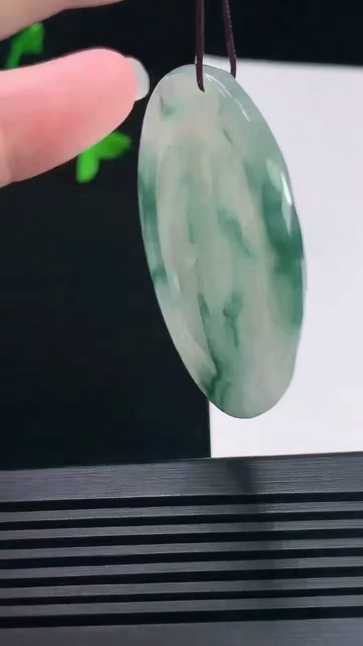 天然A货翡翠冰种飘花大日如来佛吊坠，尺寸46-5.2 重量:21.50g H30
6月30日