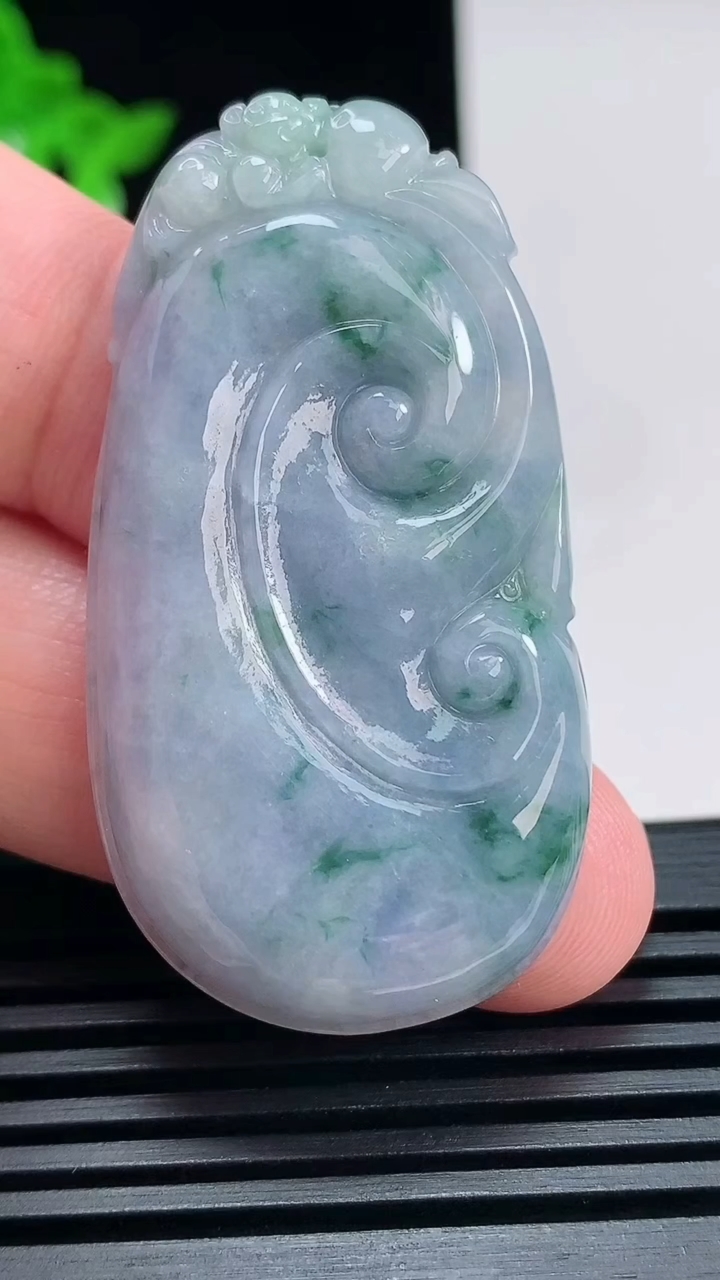 天然A货翡翠紫罗兰 飘花如意吊坠，尺寸49-26-5.2 重量:14.11g
6月30日