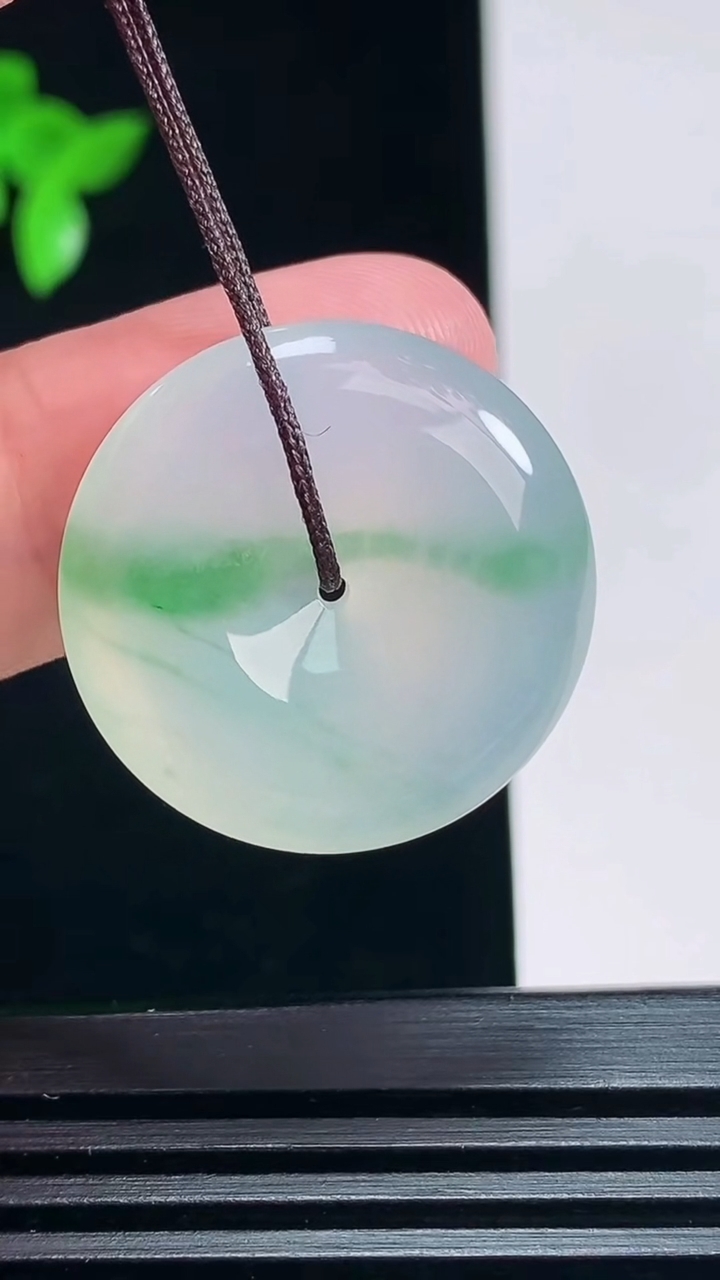 天然A货翡翠平安扣吊坠，尺寸25-5.5 重量:6.81g
6月30日