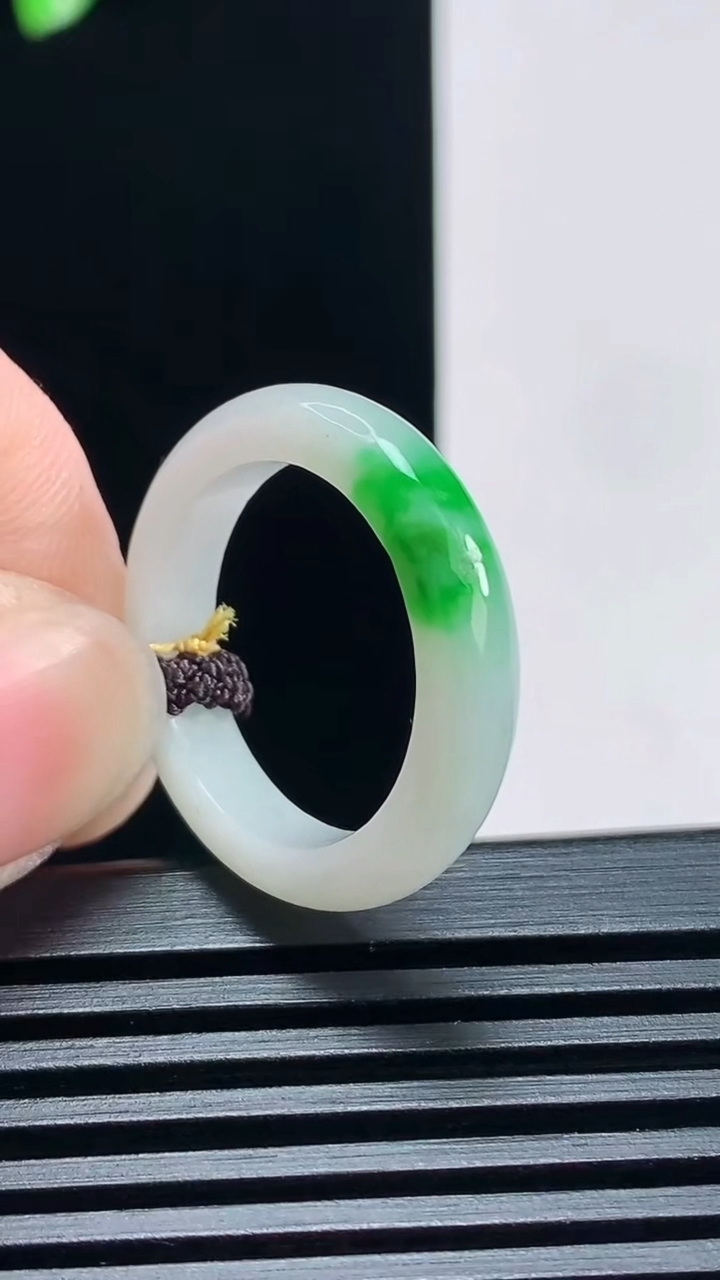 天然A货翡翠玉指环 戒指，尺寸18.3-4.2-3.2 重量:3.07g2026年6月30日
工厂直销收藏佳品,种好水足，色泽均匀，有种有色，上手高大气！