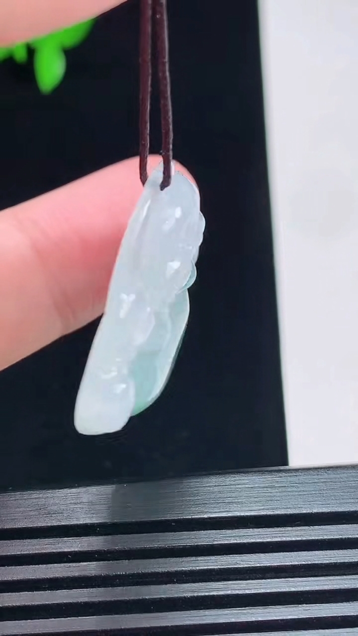 天然A货翡翠种飘花佛公吊坠，尺寸28-30-6.2 重量:8.10g
6月30日