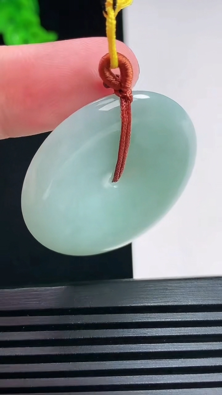 天然A货翡翠平安扣吊坠，尺寸36-5 重量:14.82g
6月30日