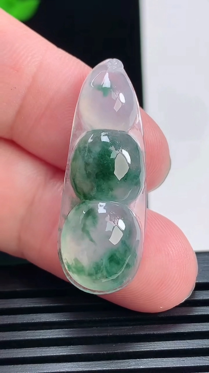 天然A货翡翠冰种飘花福豆吊坠，尺寸35-13-7 重量:5.00g
6月30日