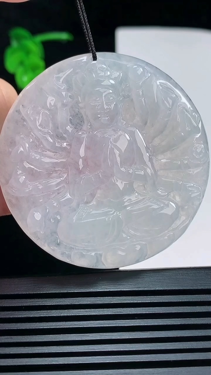 天然A货翡翠千手观音菩萨吊坠，尺寸51.5-5 重量:26.81g
6月30日