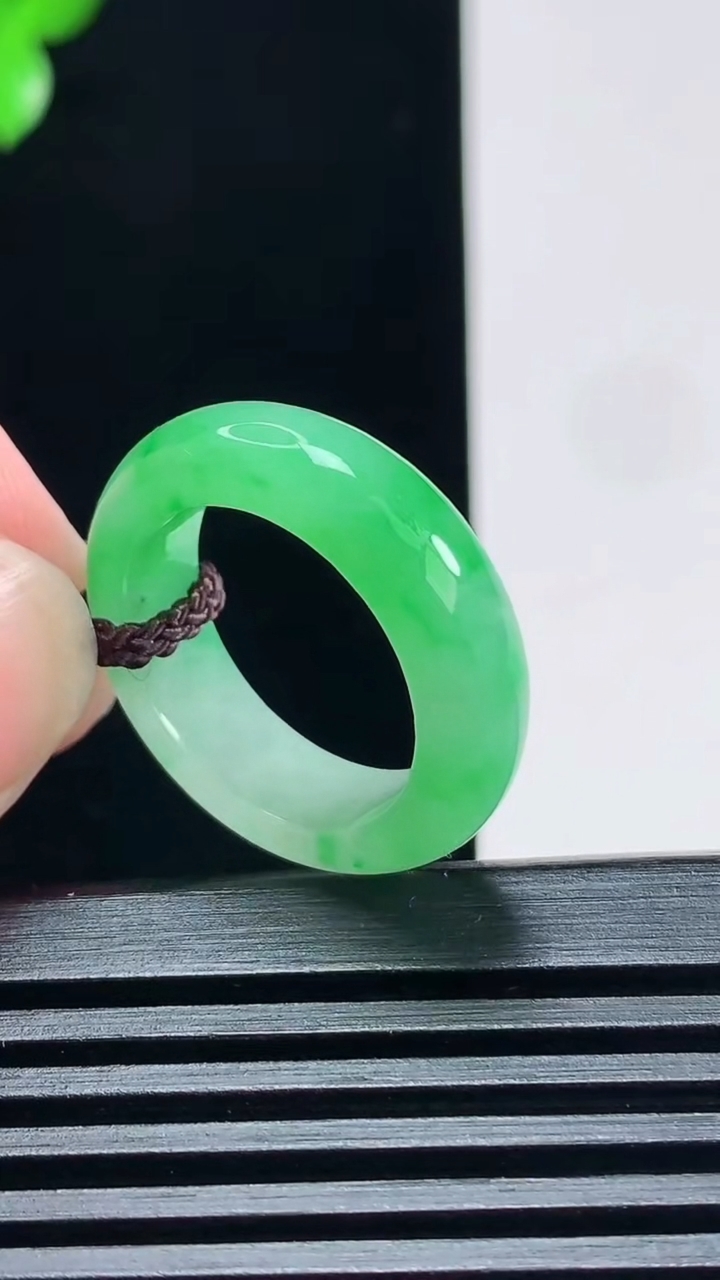 天然A货翡翠玉指环 戒指，尺寸17.5-6-3.5 重量:4.27g2026年6月30日
工厂直销收藏佳品,种好水足，色泽均匀，有种有色，上手高大气！