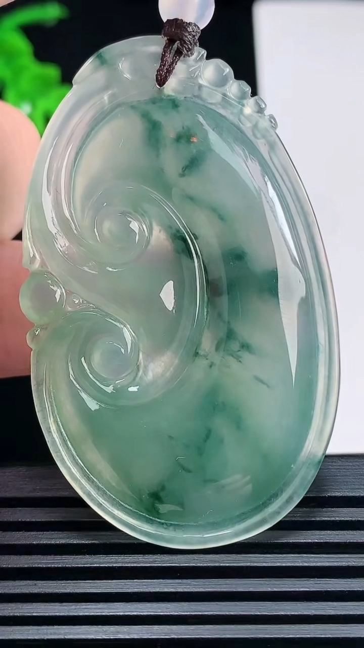 天然A货翡翠冰种飘花如意吊坠，尺寸54-34.5-6 重量:22.63g
6月30日