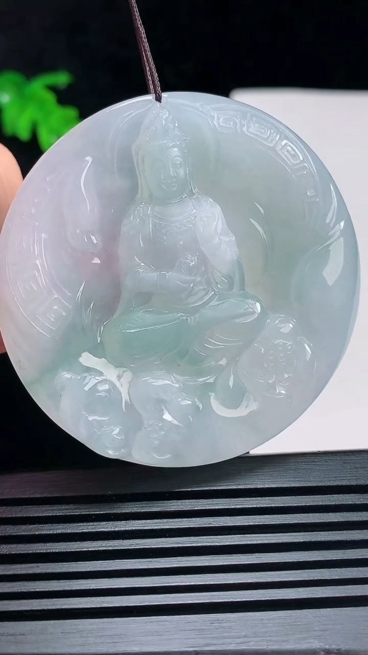天然A货翡翠飘花观音菩萨吊坠，尺寸54-6 重量:35.15g
6月30日