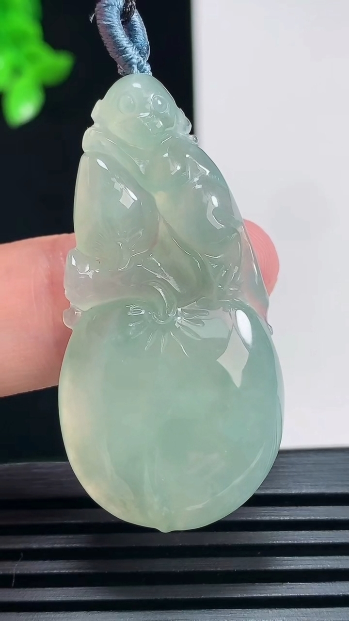 天然A货翡翠寿桃吊坠，尺寸44.6-22.3-6 重量:10.54g
6月30日