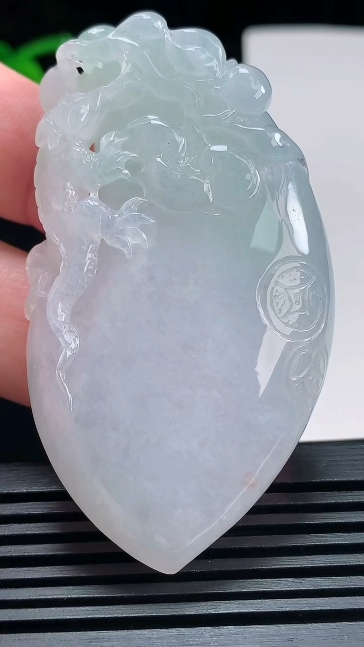天然A货翡翠春带彩 紫罗兰福瓜吊坠，尺寸65-37-11.2 重量:53.17g
6月30日