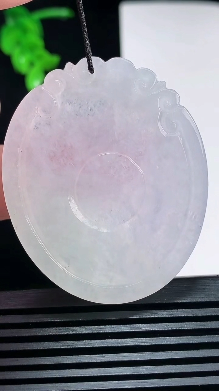 天然A货翡翠春带彩 紫罗兰龙牌吊坠，尺寸49-41-5 重量:23.75g
6月30日
