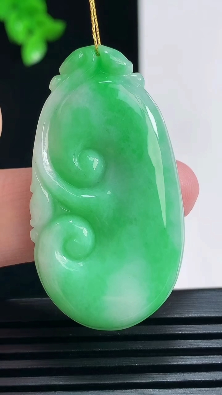 天然A货翡翠如意吊坠，尺寸45-24.5-6 重量:13.82g
6月30日