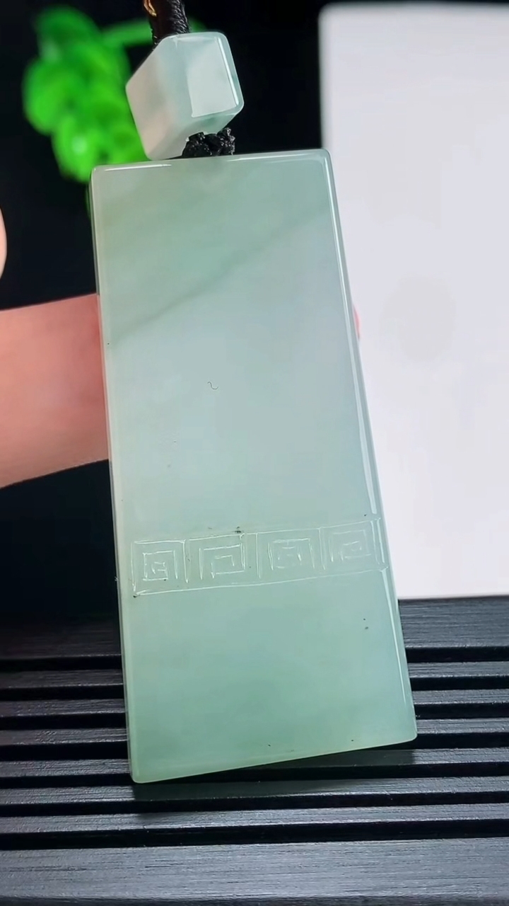天然A货翡翠飘花仿古无事牌吊坠，尺寸51-24-5.2 重量:22.69g
6月30日