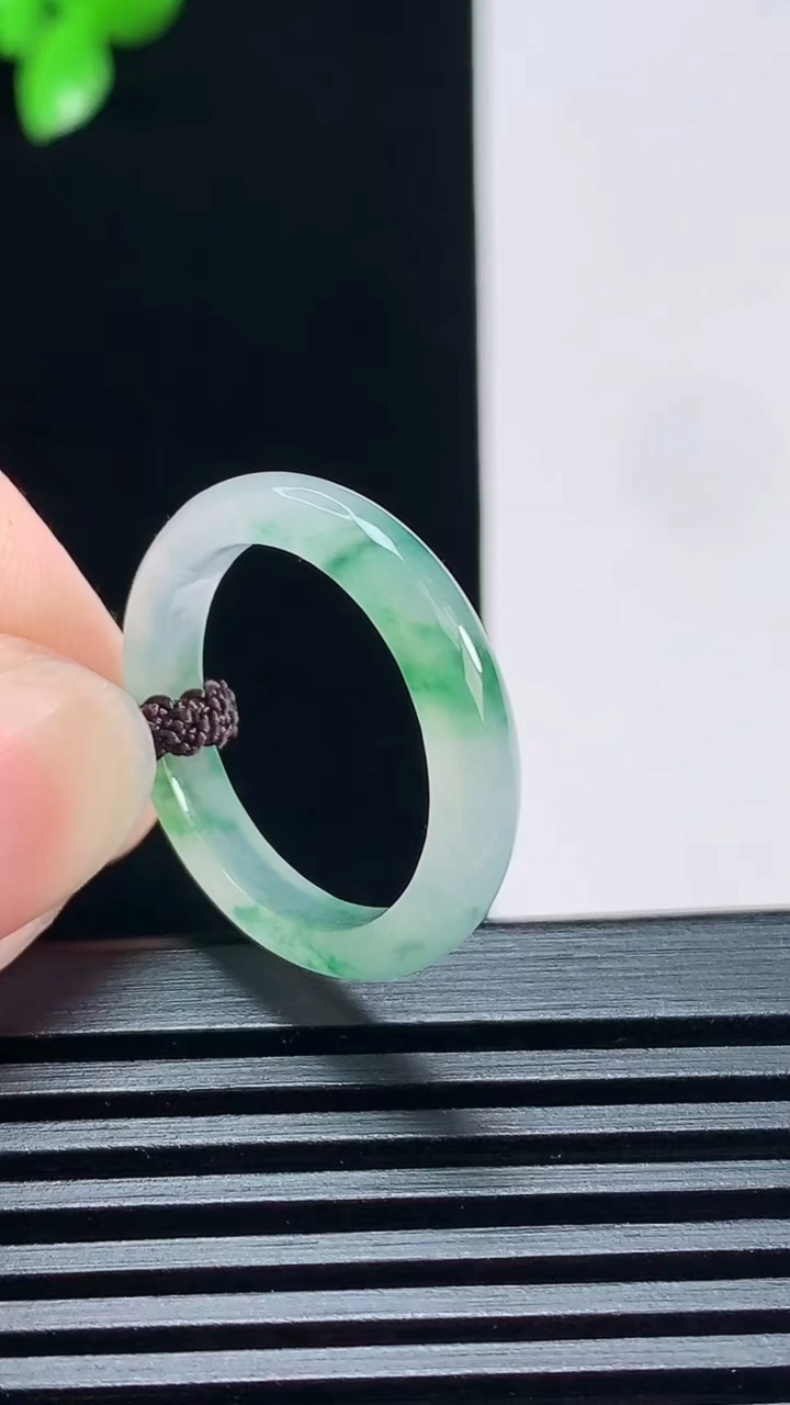 天然A货翡翠冰种飘花玉指环 戒指，尺寸18-3.6-2.8 重量:2.00g2026年6月30日
工