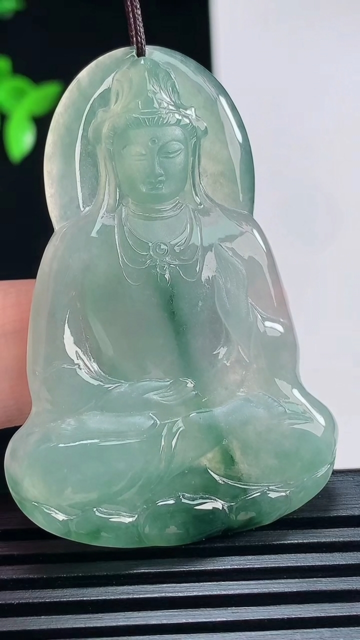 天然A货翡翠飘花素衣观音吊坠，尺寸53-36-4.2 重量:14.95g
6月30日